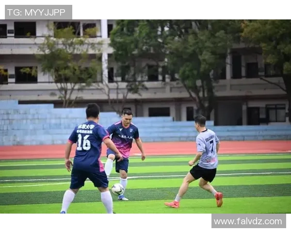 师大高新足球队奋勇拼搏展现青春风采助力校园文化建设与体育精神传承