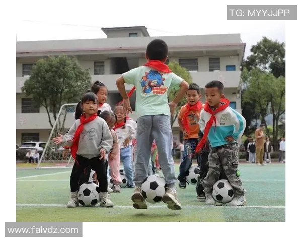 课余生活中的足球乐趣与团队精神的培养